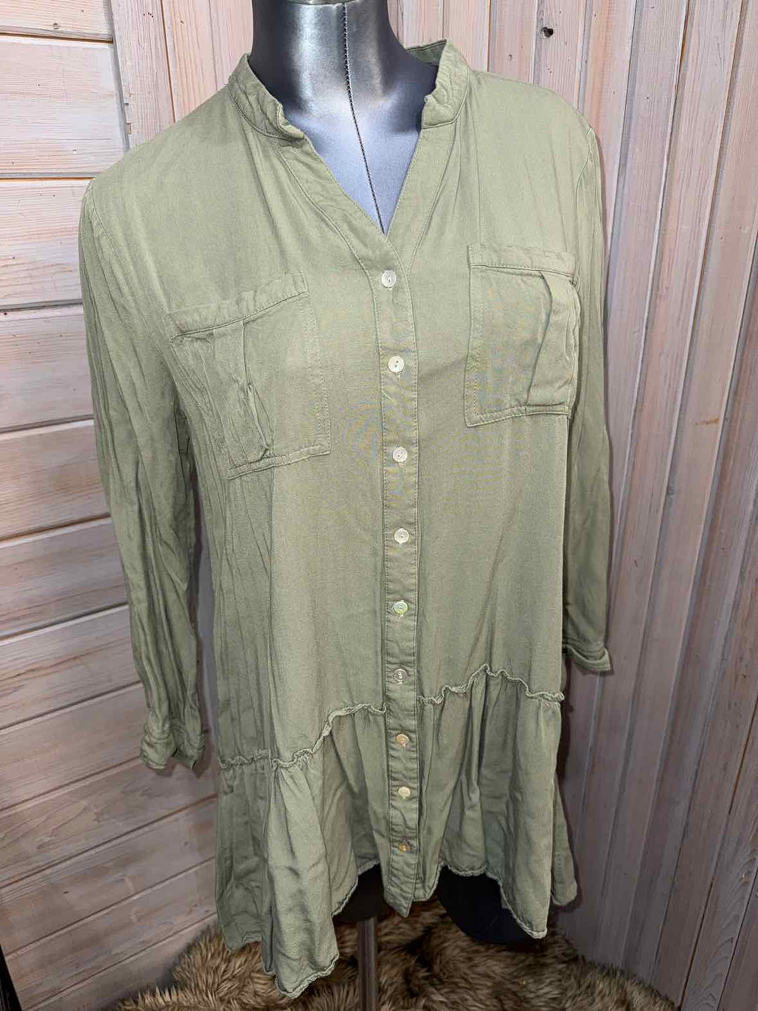 M - Aura Button Down