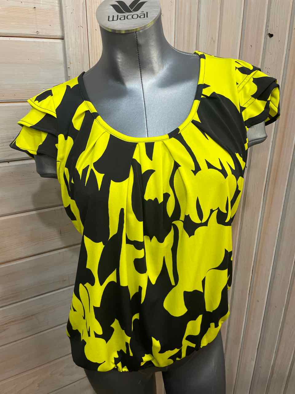M - Worthington T-Shirt