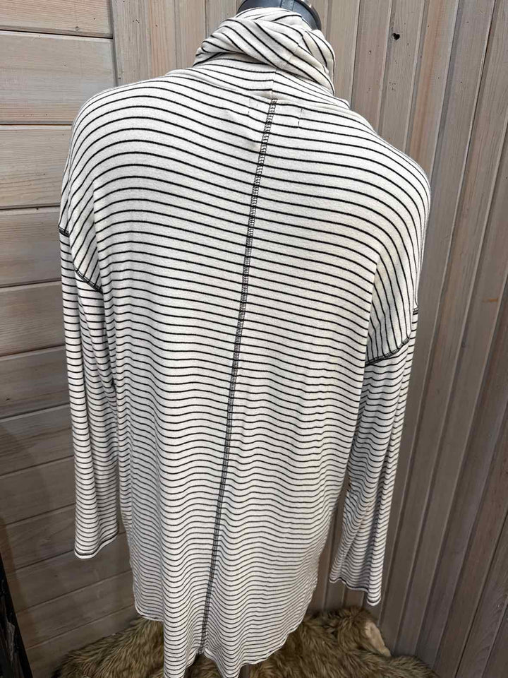 XL - Liz Claiborne Cowlneck Top