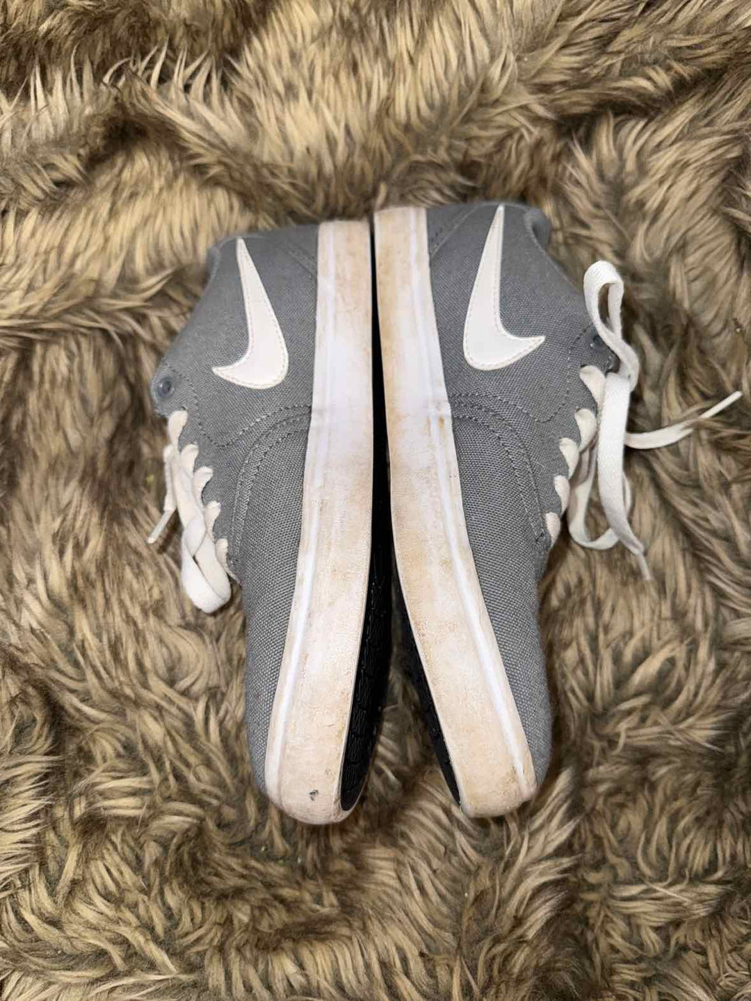 7.5  Nike Sneakers