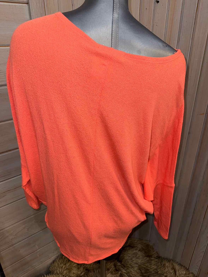 L - Jolie Bat Sleeve Top