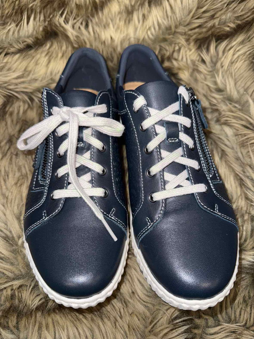 8.5 - Clarks Sneakers