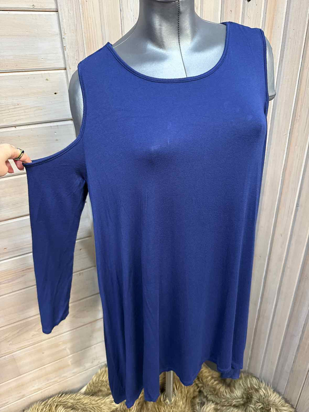 L - LA Class Cold Shoulder