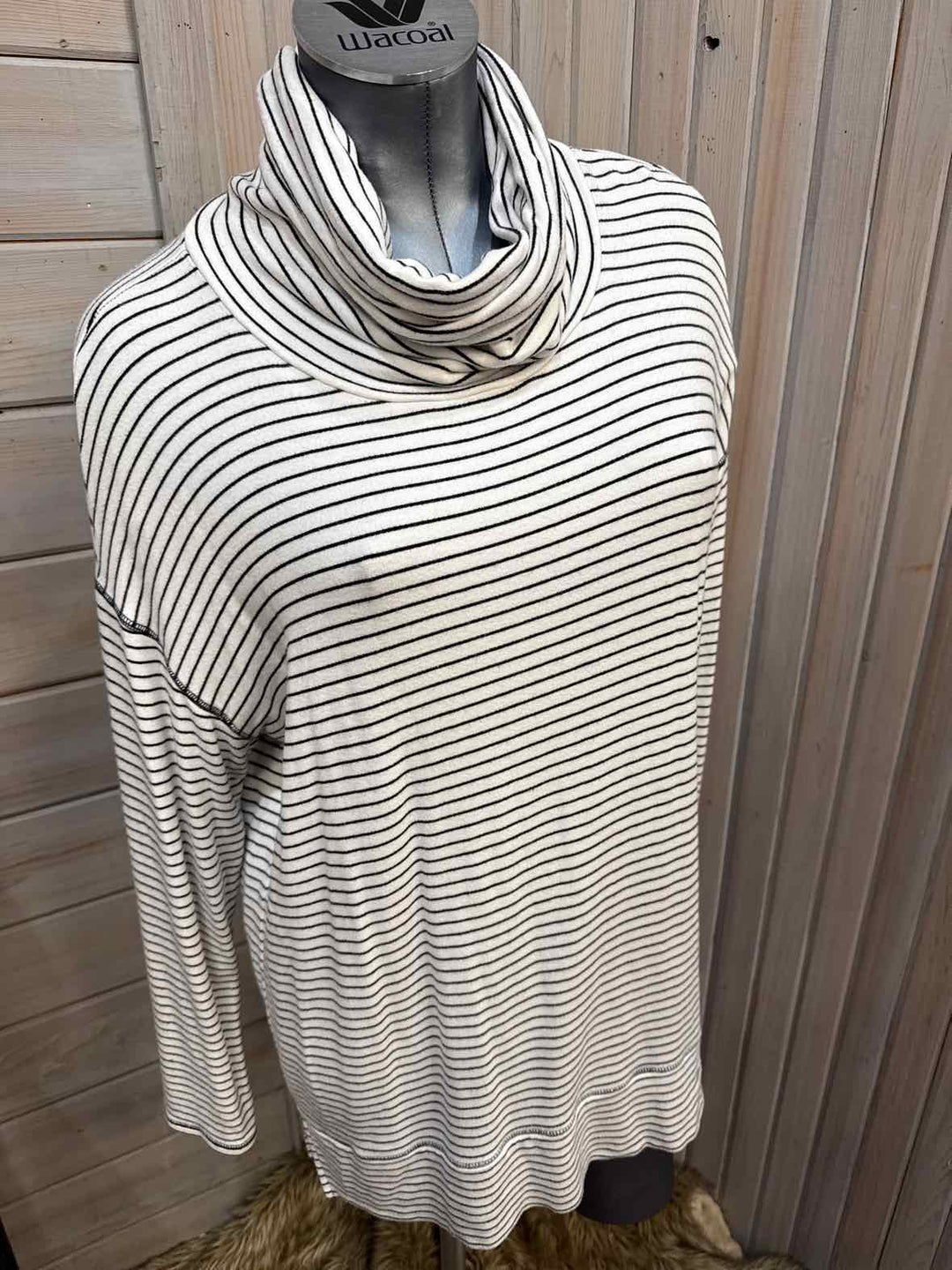 XL - Liz Claiborne Cowlneck Top