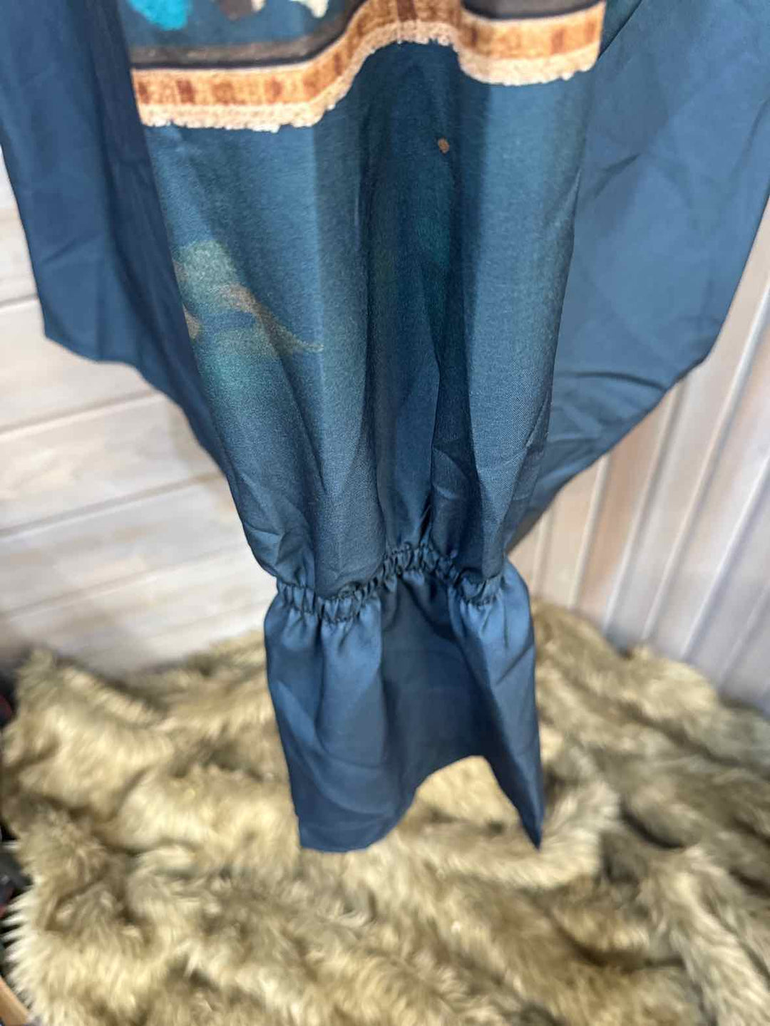 L - Unbranded Button Down