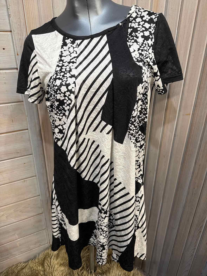 Size M Simply Aster Dress