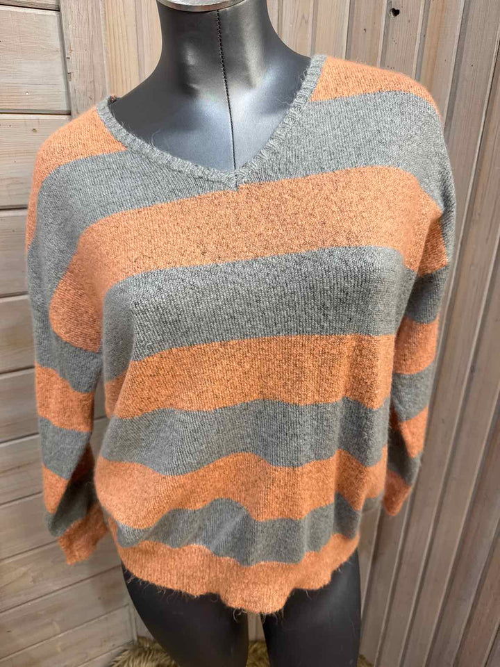 M/L - Hem & Thread Sweater