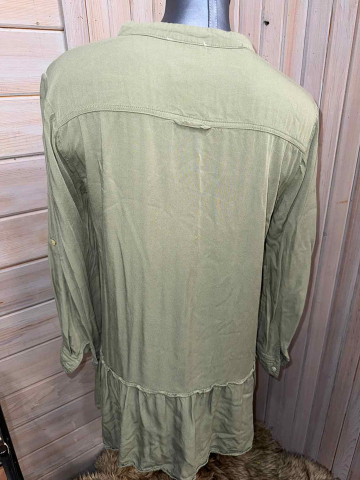 M - Aura Button Down