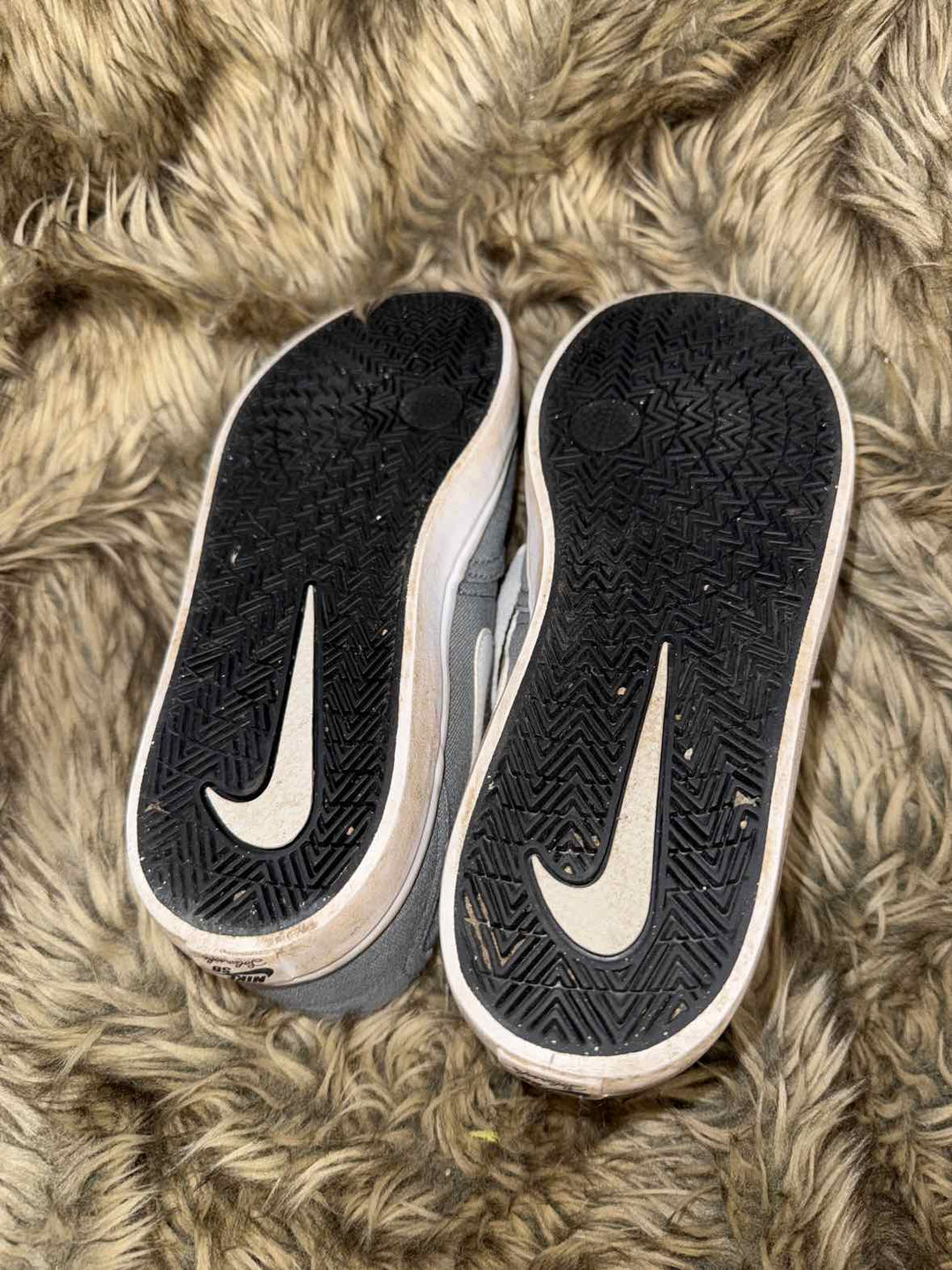 7.5  Nike Sneakers