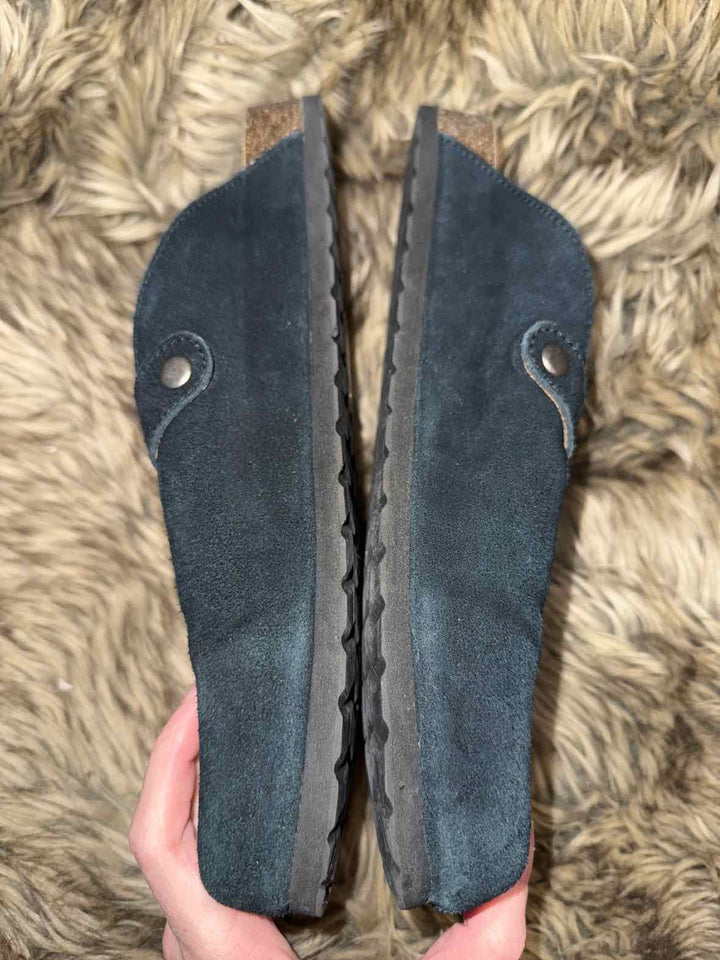 8 - White Mountain Slip-on