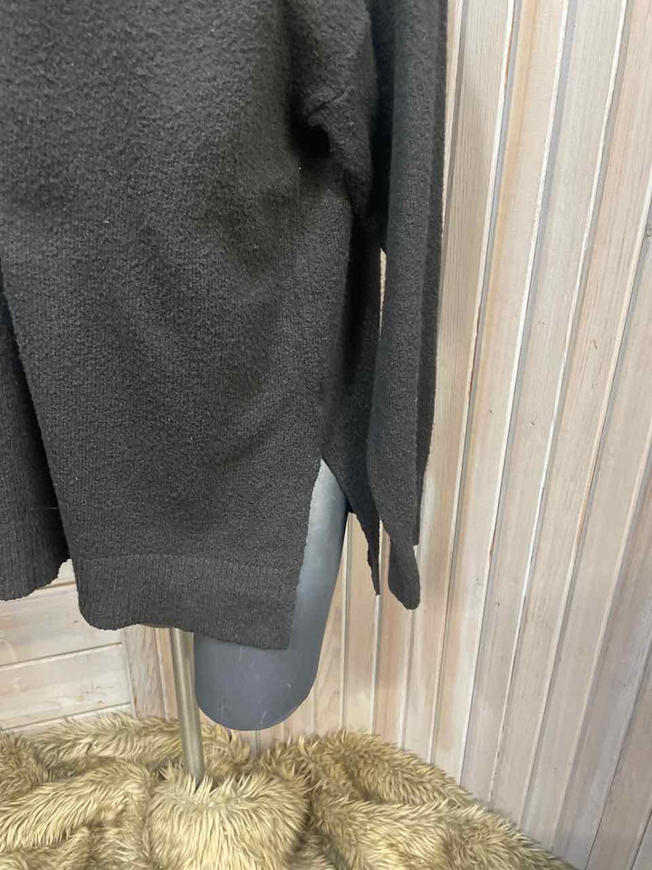 L - Time and Tru Sweater
