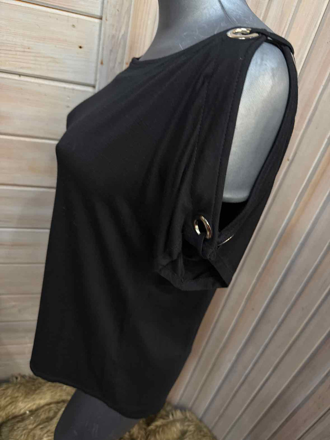M - Cable & Gauge Cold Shoulder