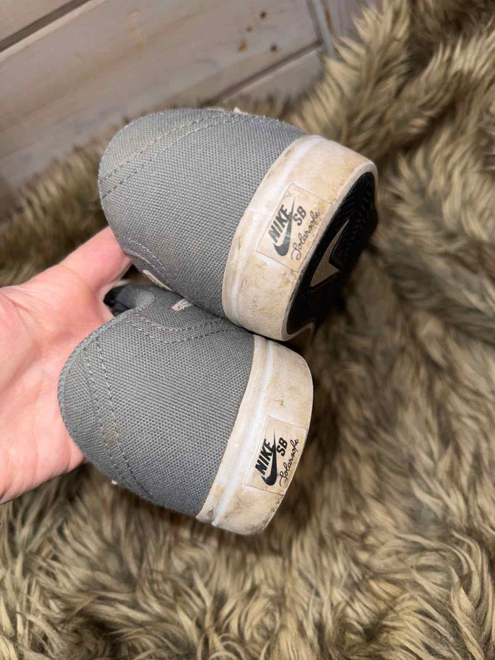 7.5  Nike Sneakers