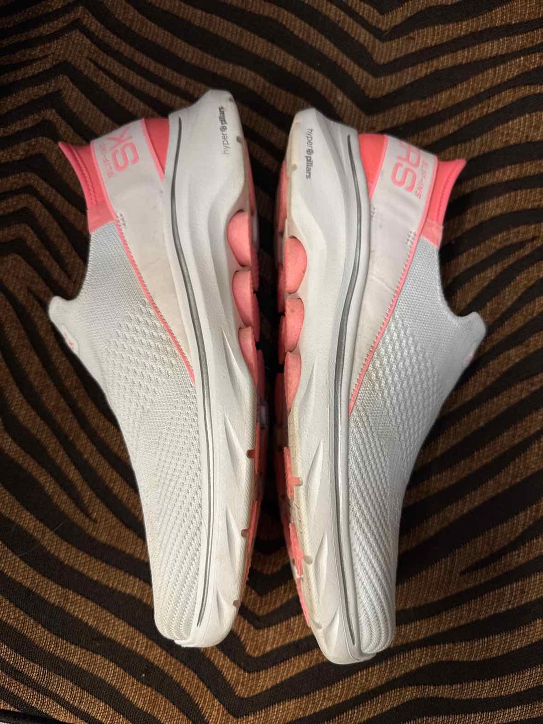8.5 - Skechers Sneakers