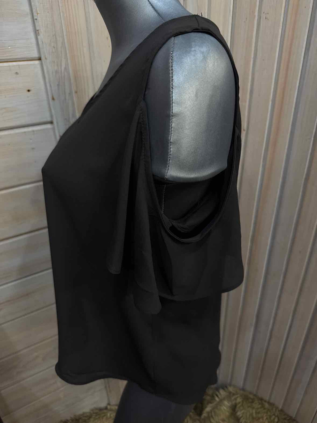 M - Adrienne Vittadini Cold Shoulder