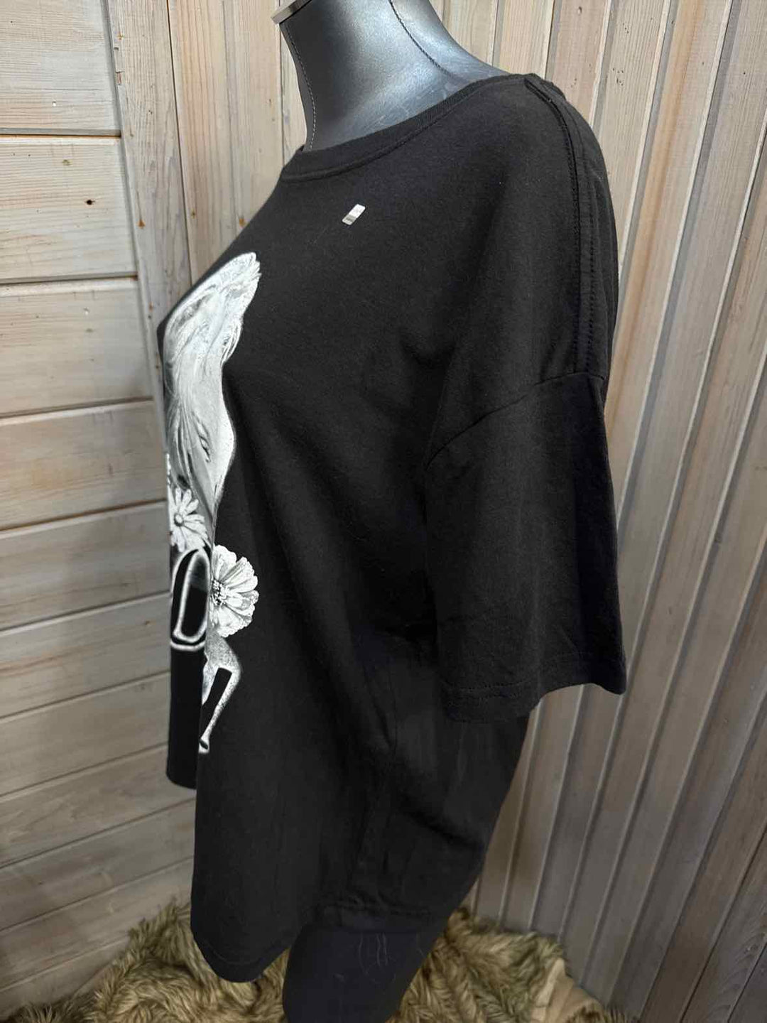 M - Dolly T-Shirt