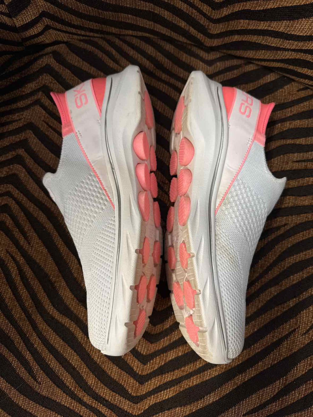 8.5 - Skechers Sneakers