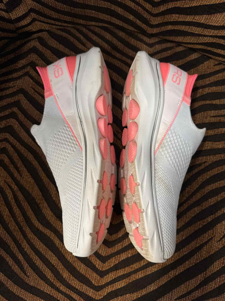 8.5 - Skechers Sneakers