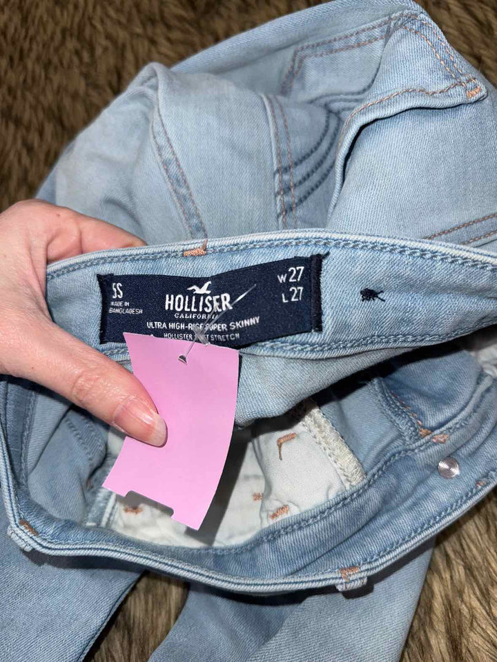 27 - Hollister Jeans