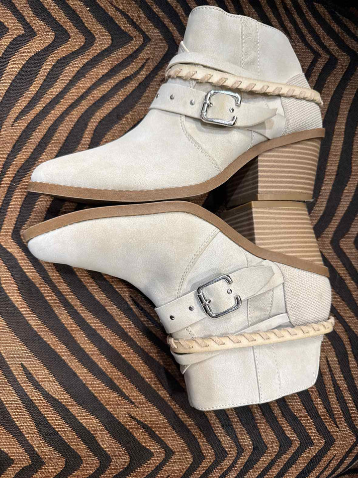 7.5M - Maurices Boots