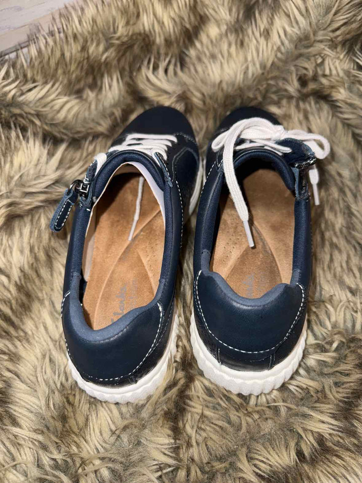 8.5 - Clarks Sneakers