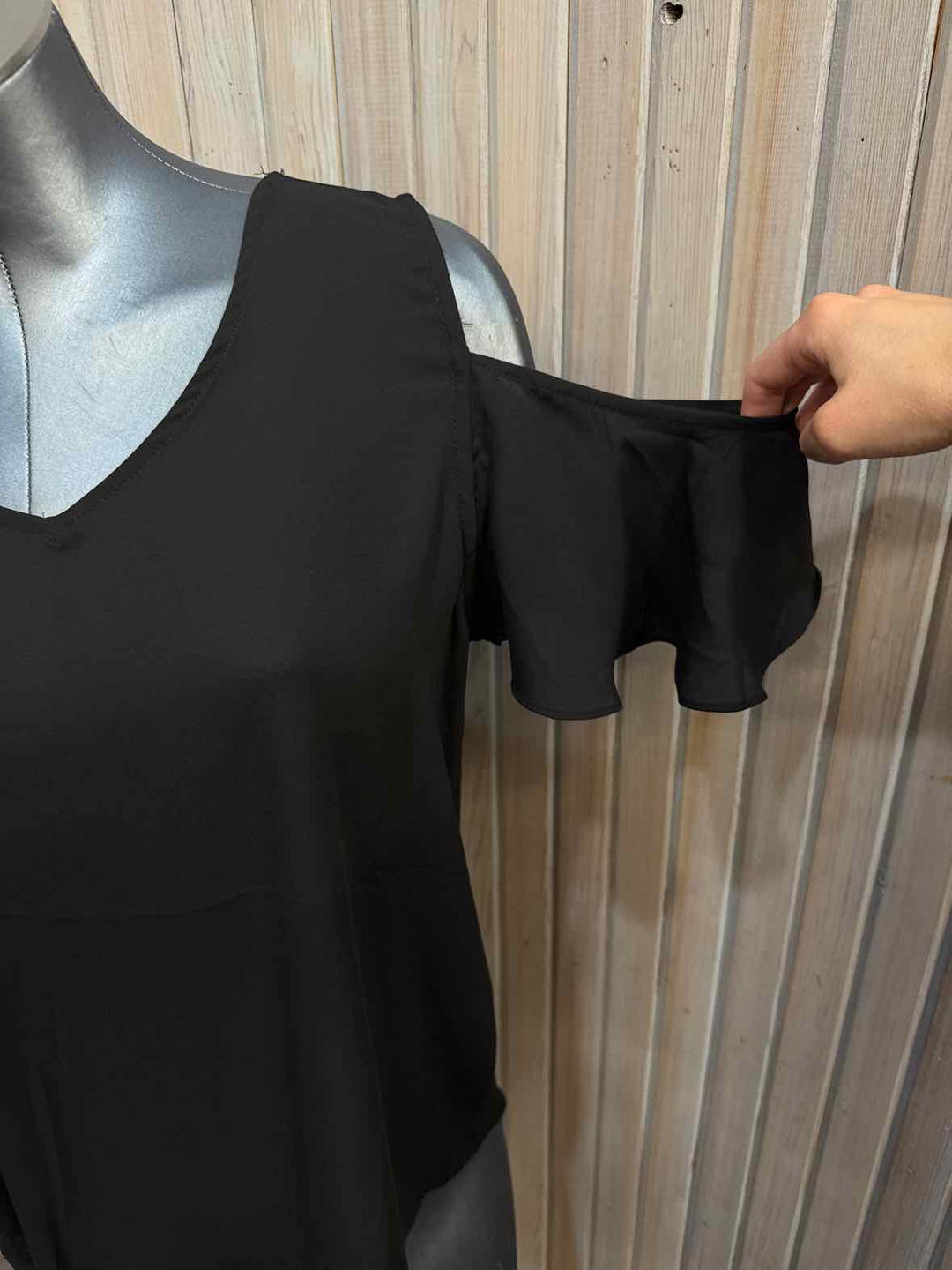 M - Adrienne Vittadini Cold Shoulder