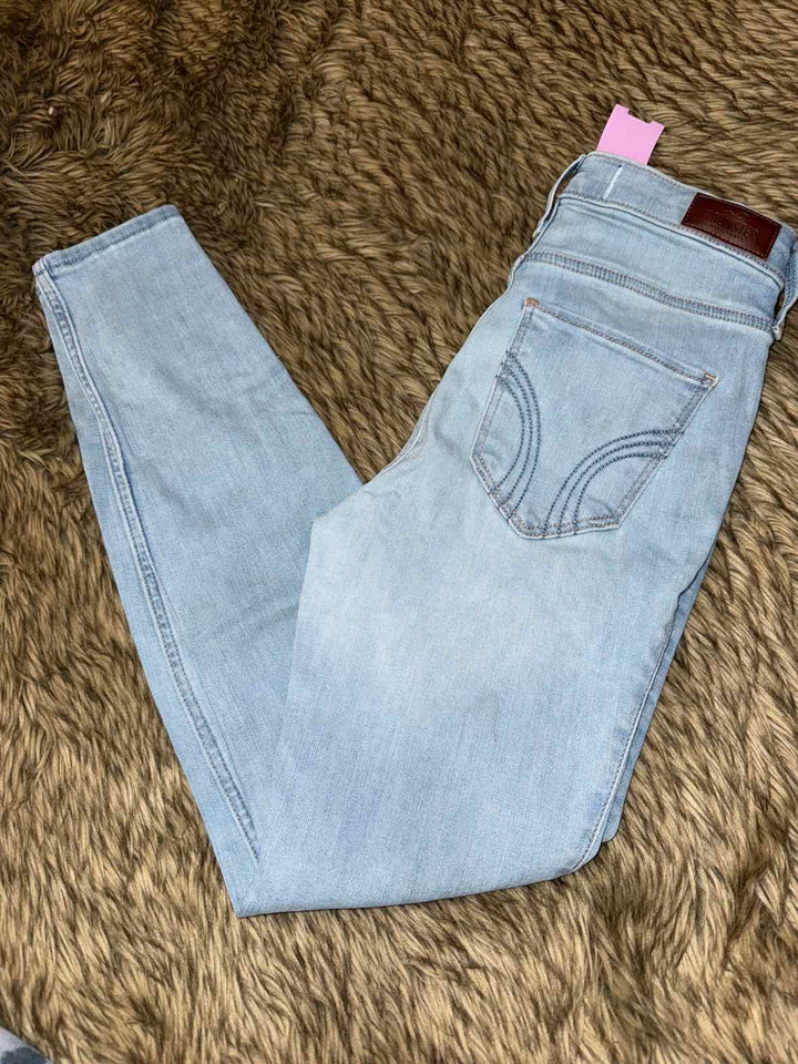 27 - Hollister Jeans