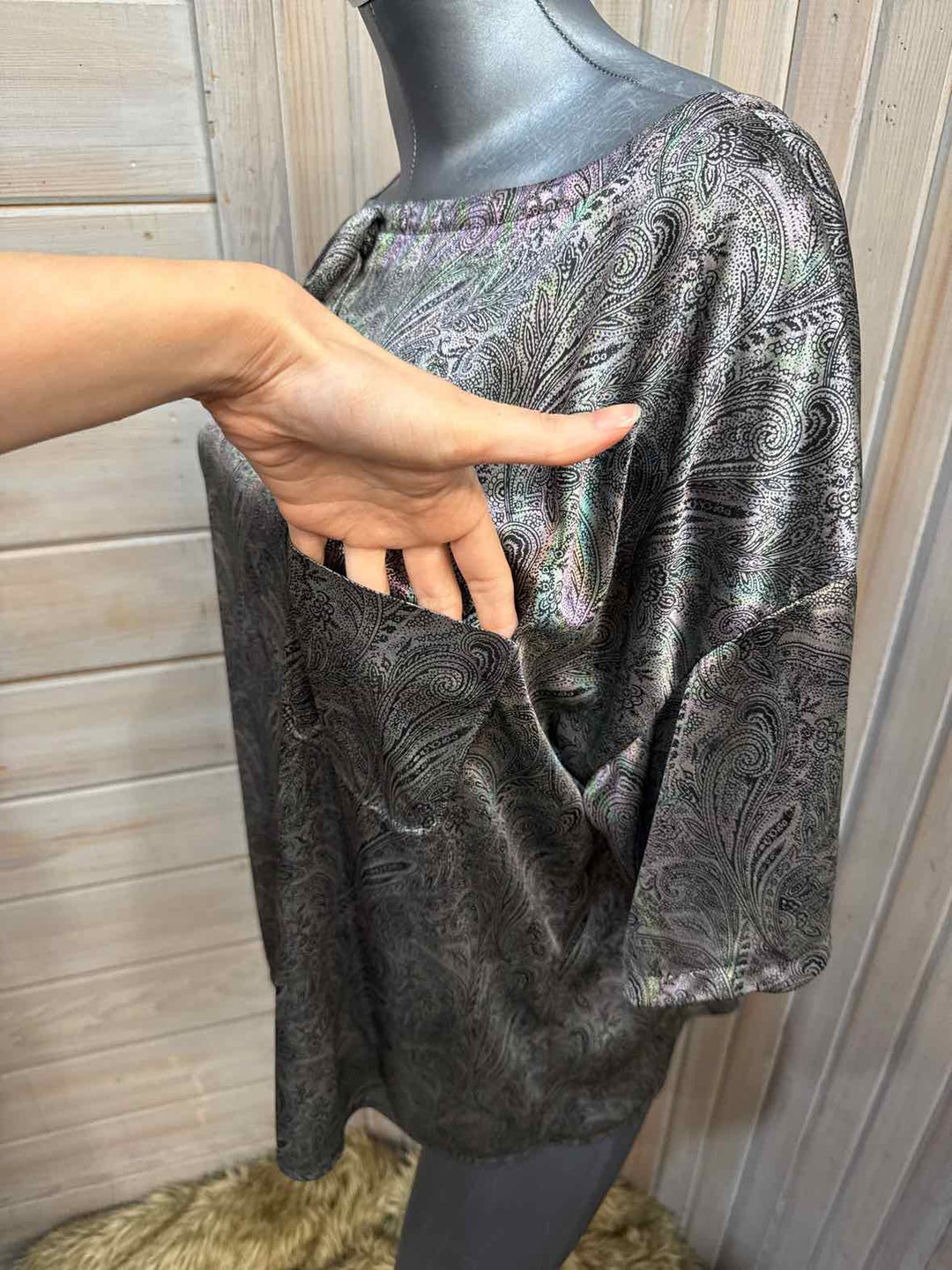 L - Unbranded Top