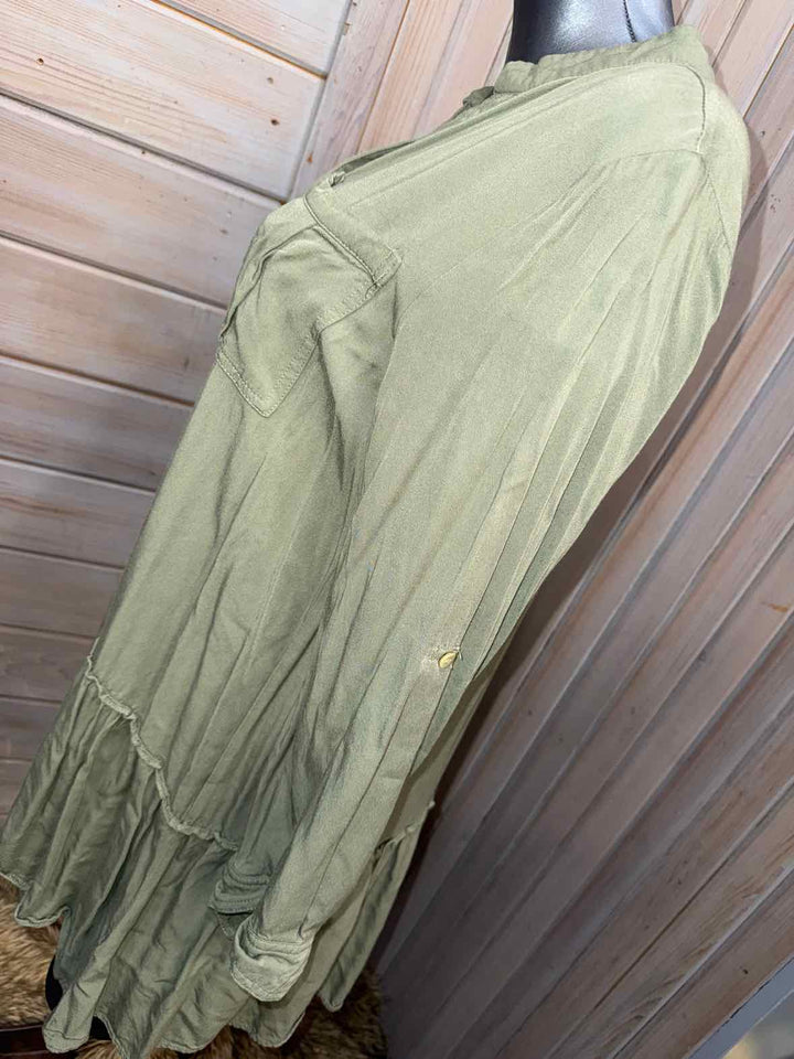 M - Aura Button Down