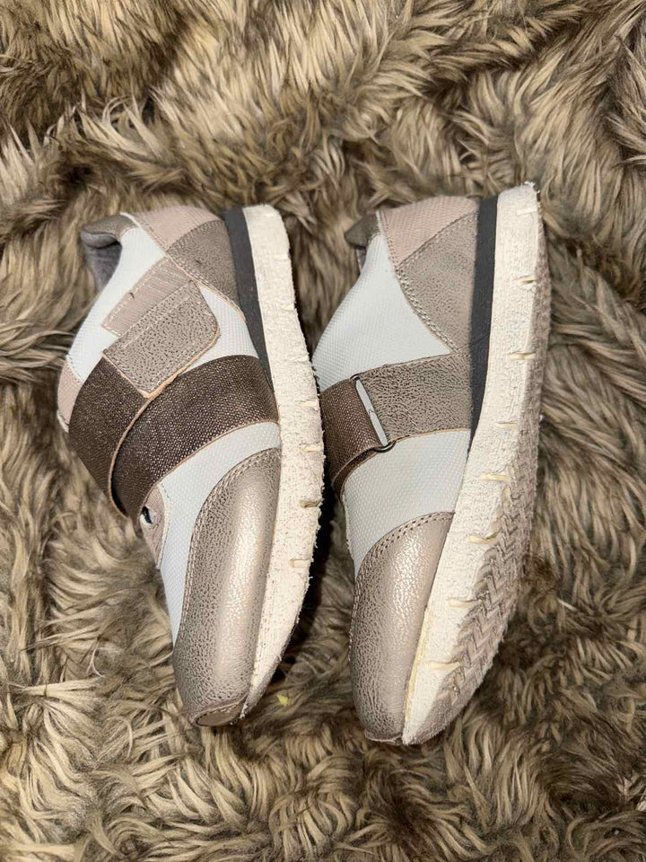 7.5 - OTBT Athletic Shoes