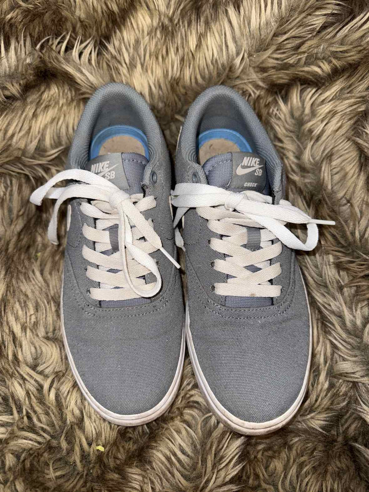 7.5  Nike Sneakers