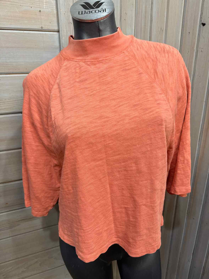 M - Universal Thread T-Shirt