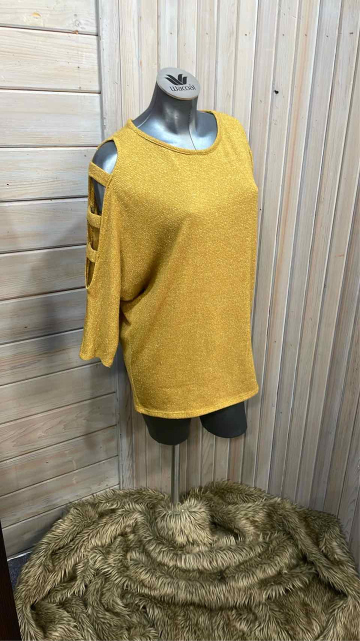 M -  Lovely J Cold Shoulder