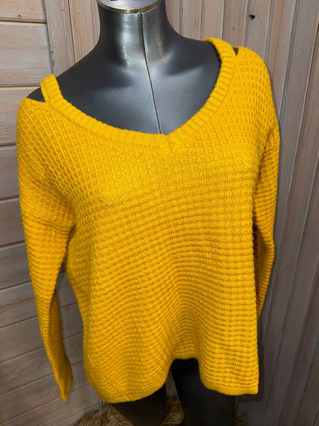 Size L/XL b. Boutique Sweater