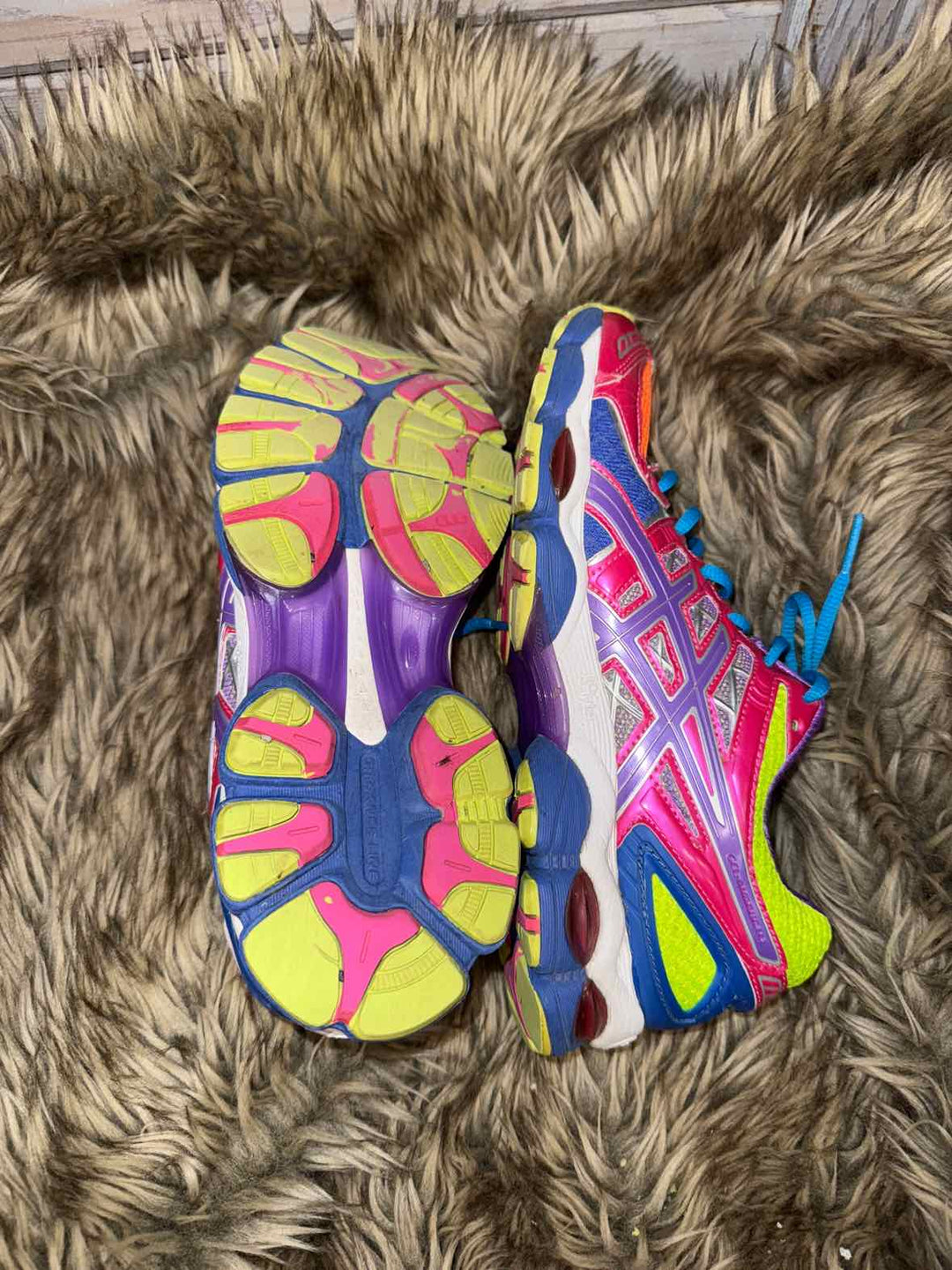 7.5 - Asics Sneakers