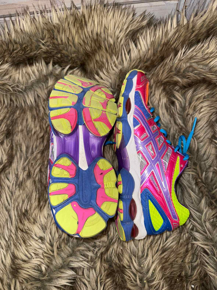 7.5 - Asics Sneakers