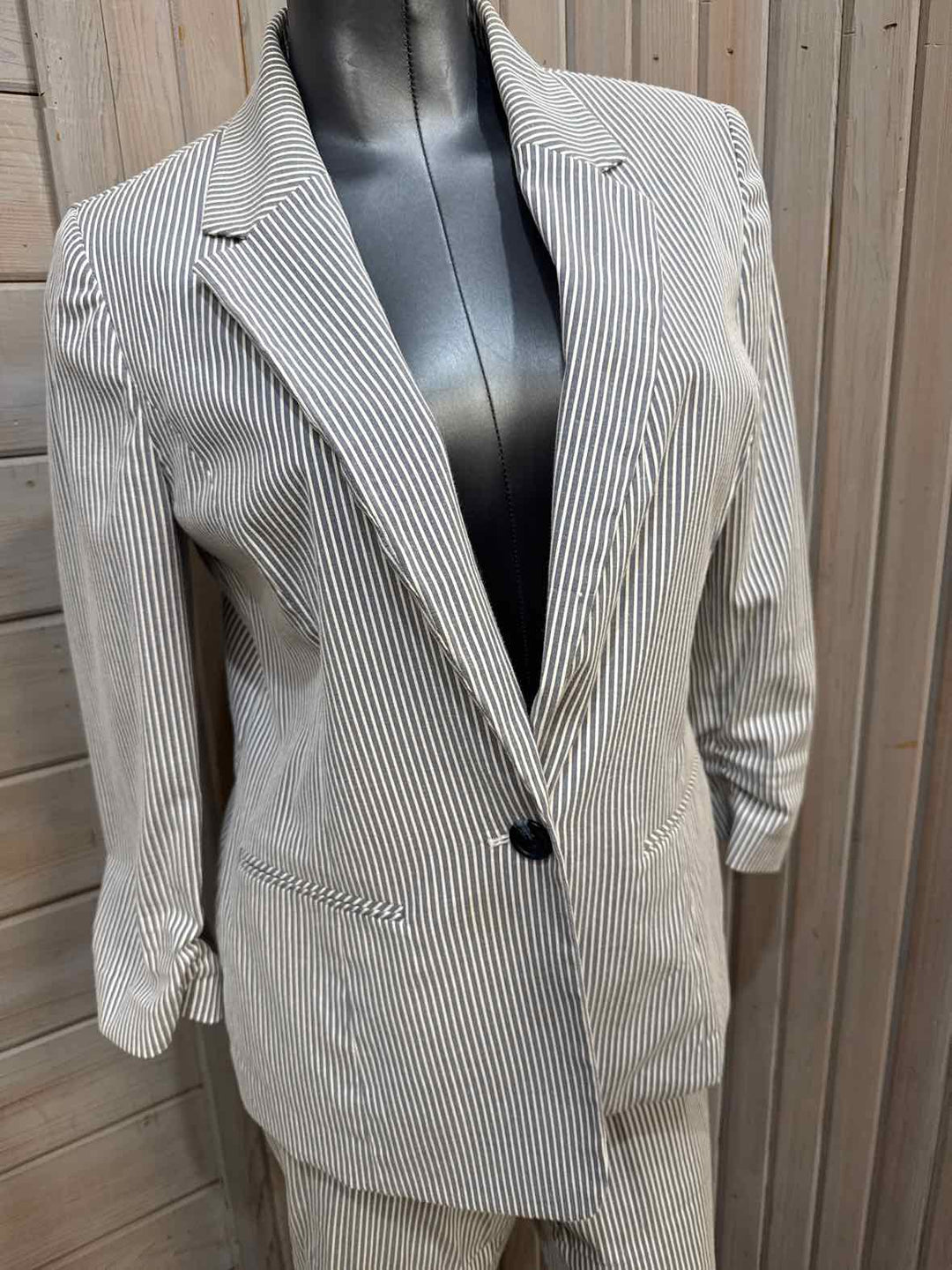 8 - Jones Studio Outfit