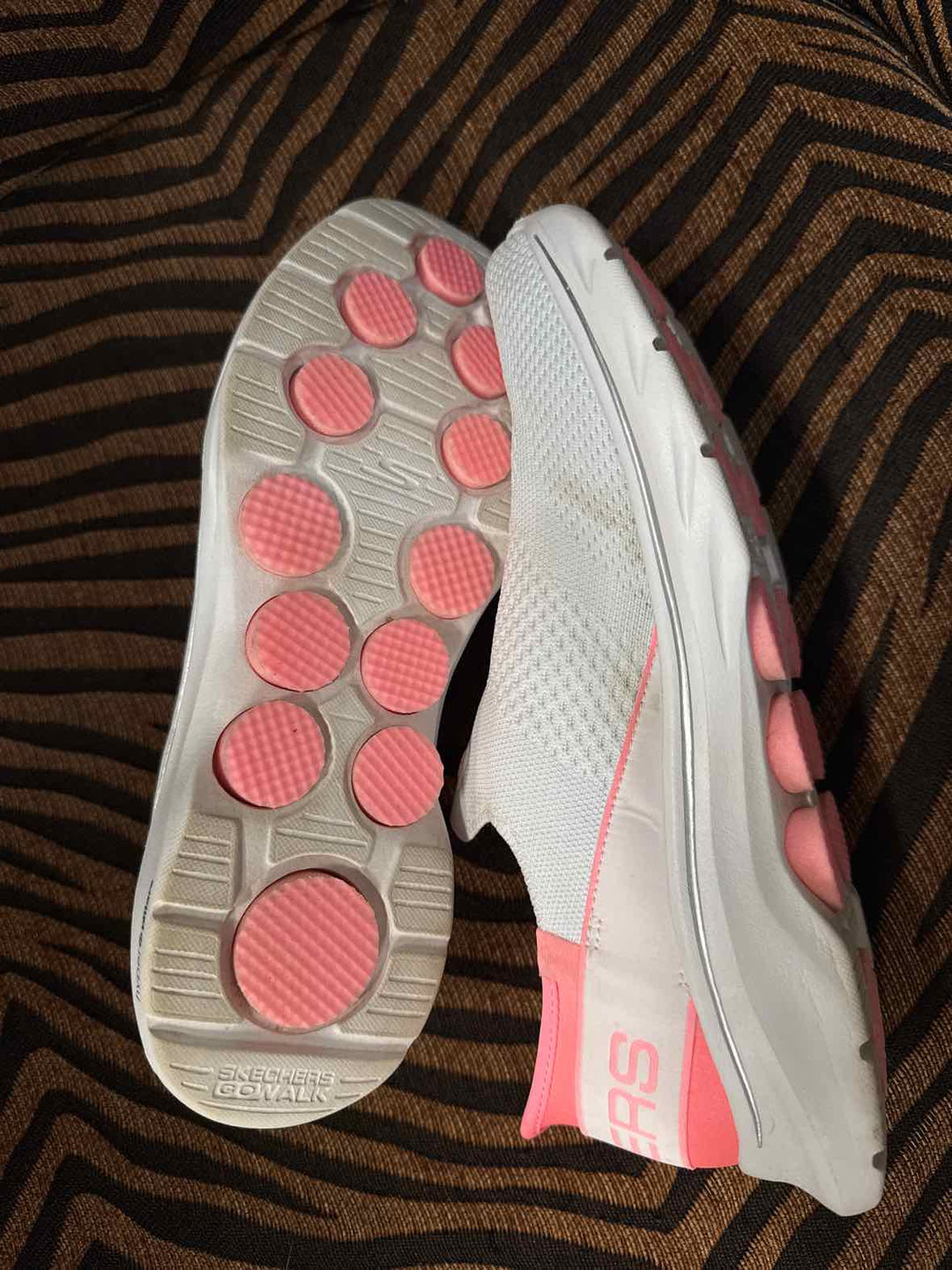 8.5 - Skechers Sneakers