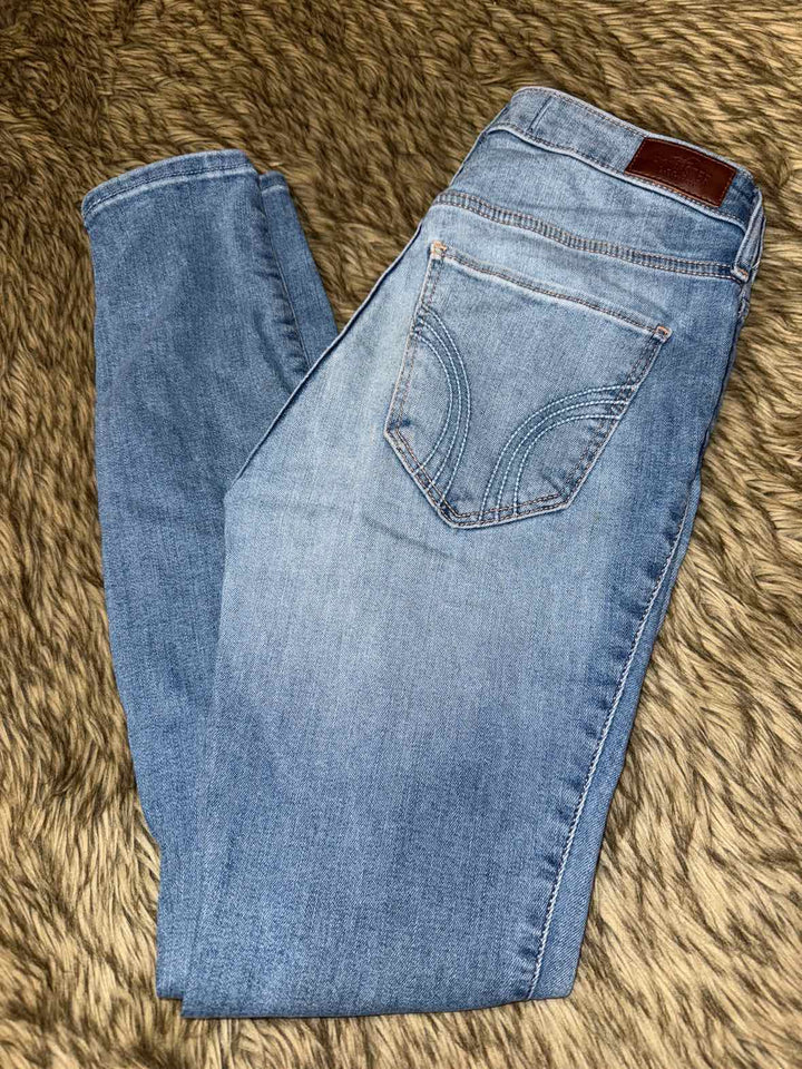 27 - Hollister Jeans