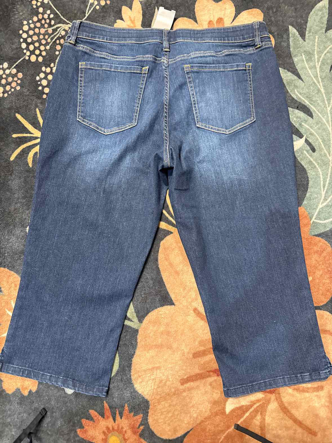16 - Liz Claiborne Capri