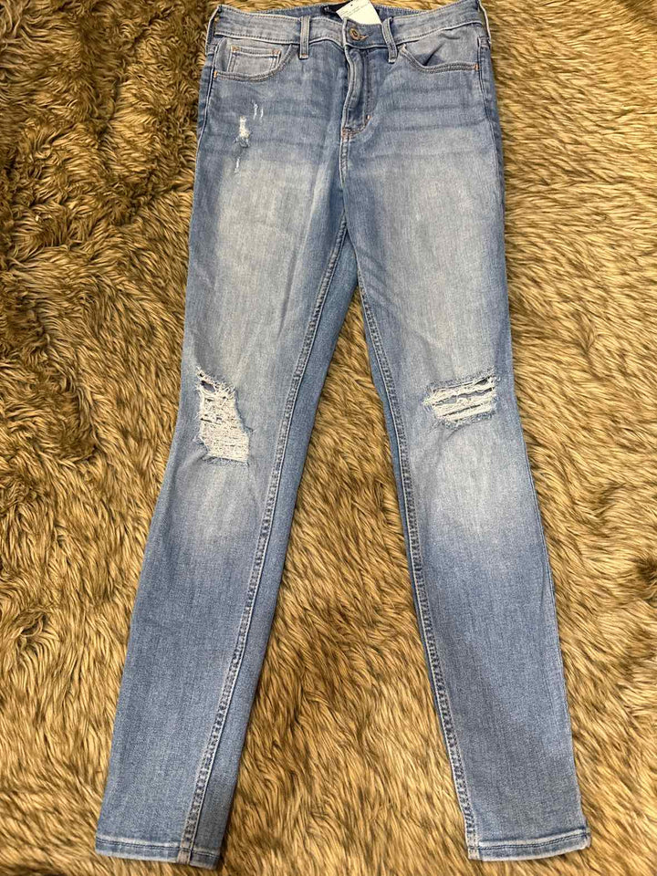 27 - Hollister Jeans