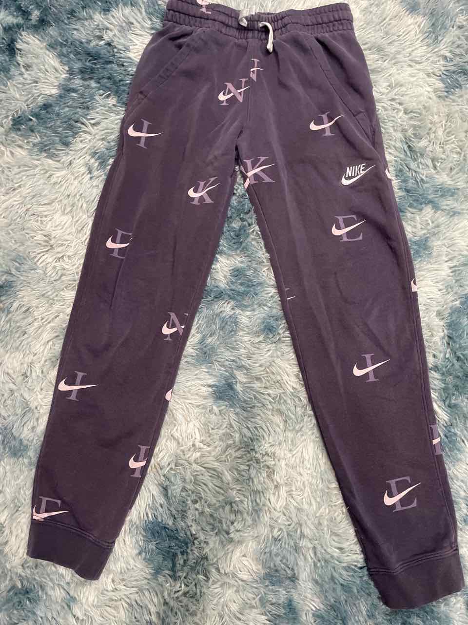 M - Nike Pants