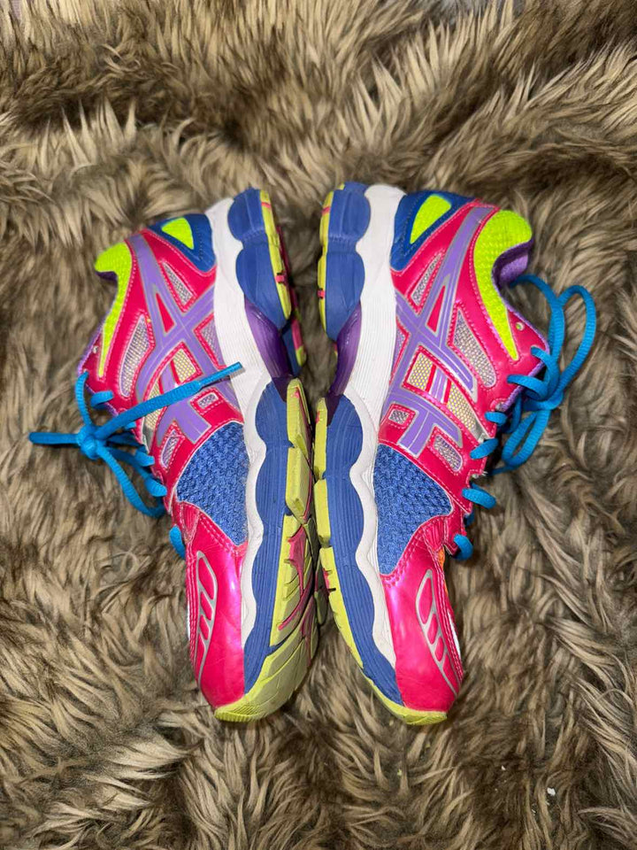 7.5 - Asics Sneakers