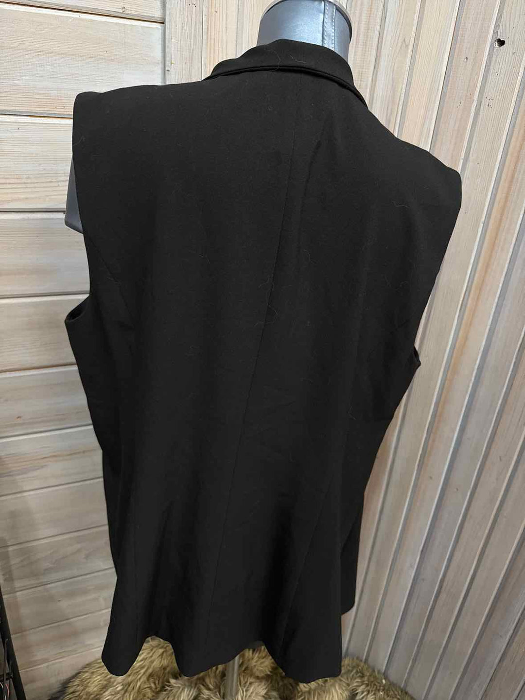 12 - WhiteHouseBlkMkt Vest