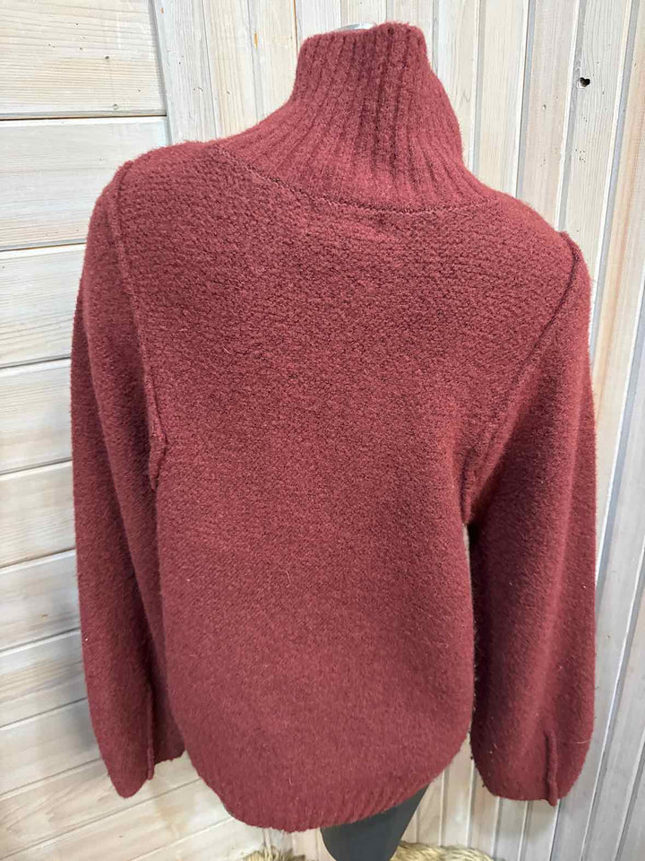 M - Universal Thread Sweater
