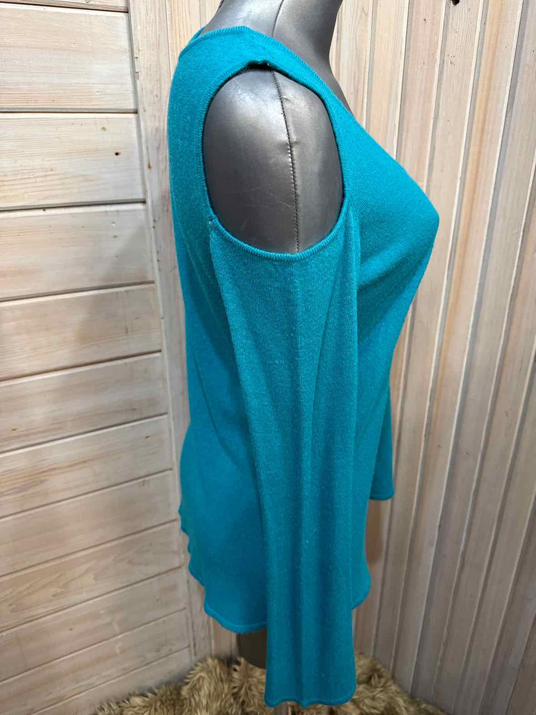 M - Roz & Ali Cold Shoulder