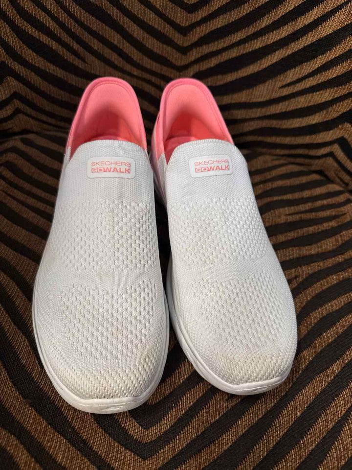 8.5 - Skechers Sneakers
