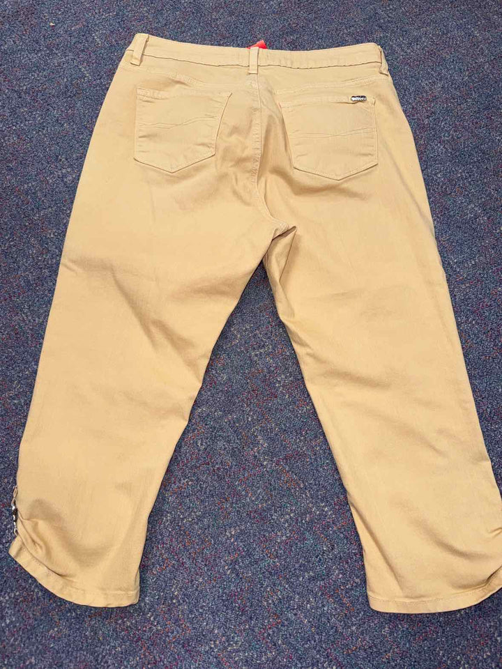 12 - True Slim Capri