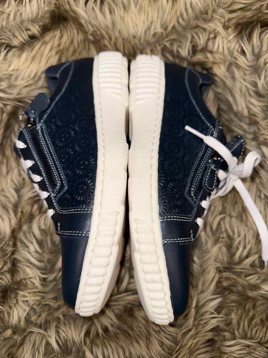 8.5 - Clarks Sneakers
