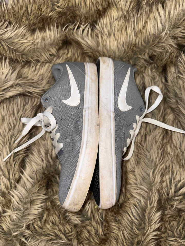 7.5  Nike Sneakers